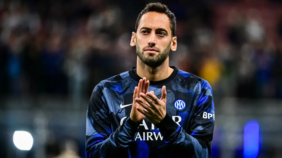 Hakan Çalhanoğlu Inter forması ile sahada taraftarları alkışlıyor