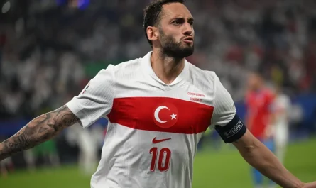 Hakan Çalhanoğlu Türkiye Milli Takım forması ile gol sevinci yaşıyor