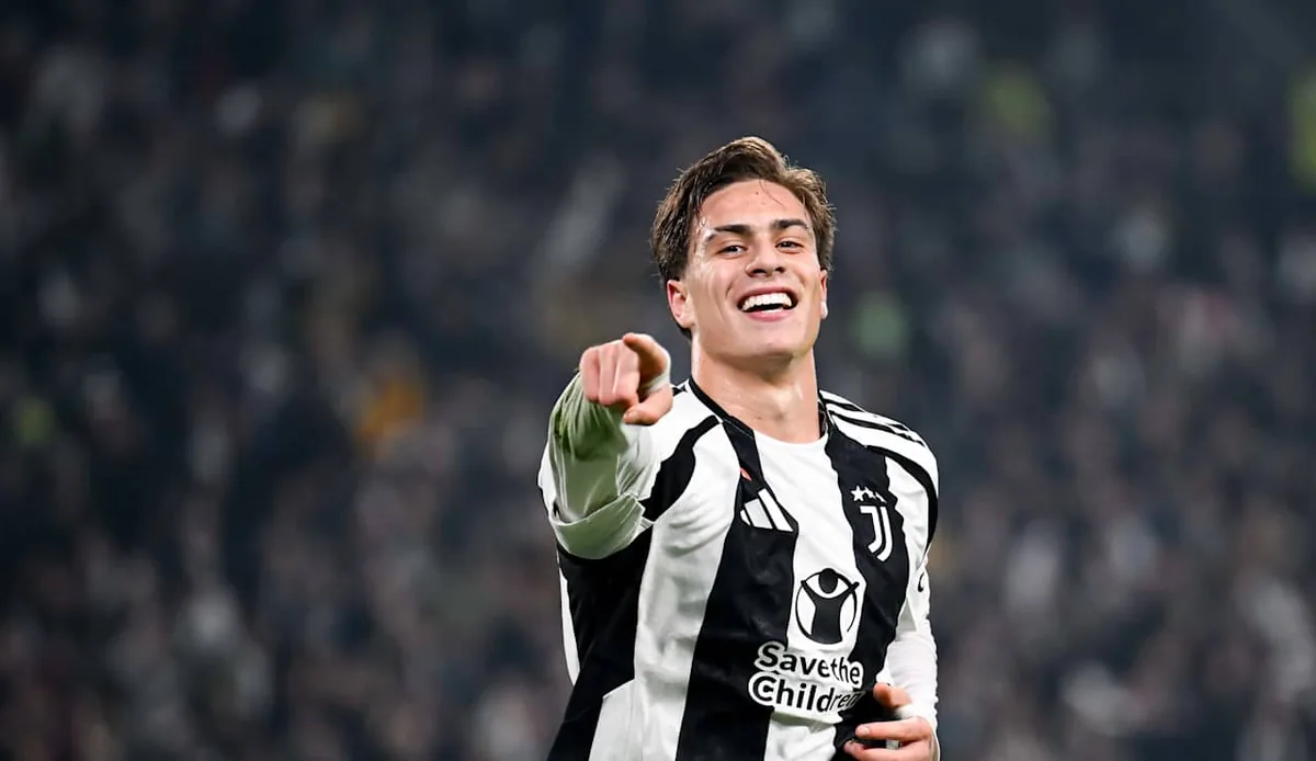 Kenan Yıldız Juventus formasıyla taraftarına gol sevincini gösteriyor