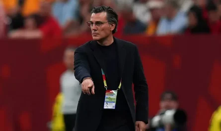 Vincenzo Montella A Milli Takım teknik direktörü olarak sahada oyuncularına talimat veriyor
