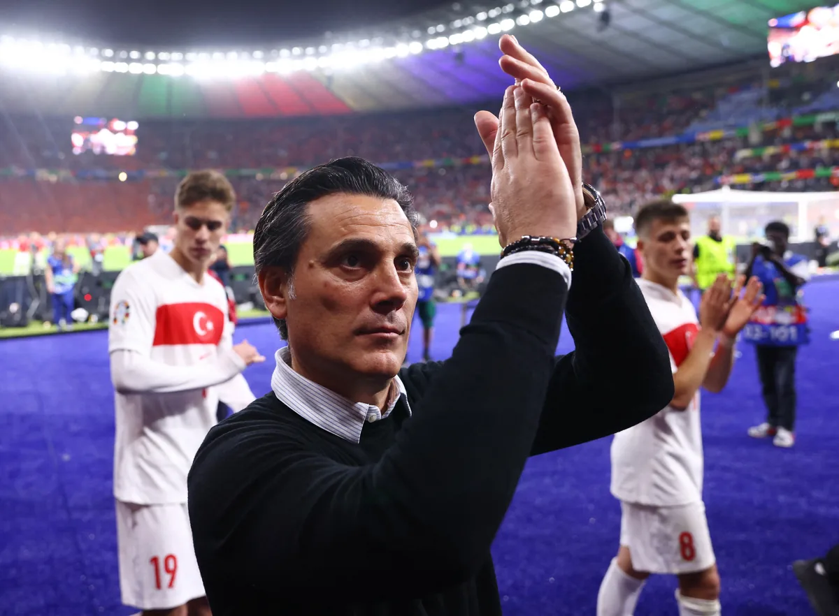 Vincenzo Montella A Milli Takım teknik direktörü olarak sahada taraftarı alkışlıyor